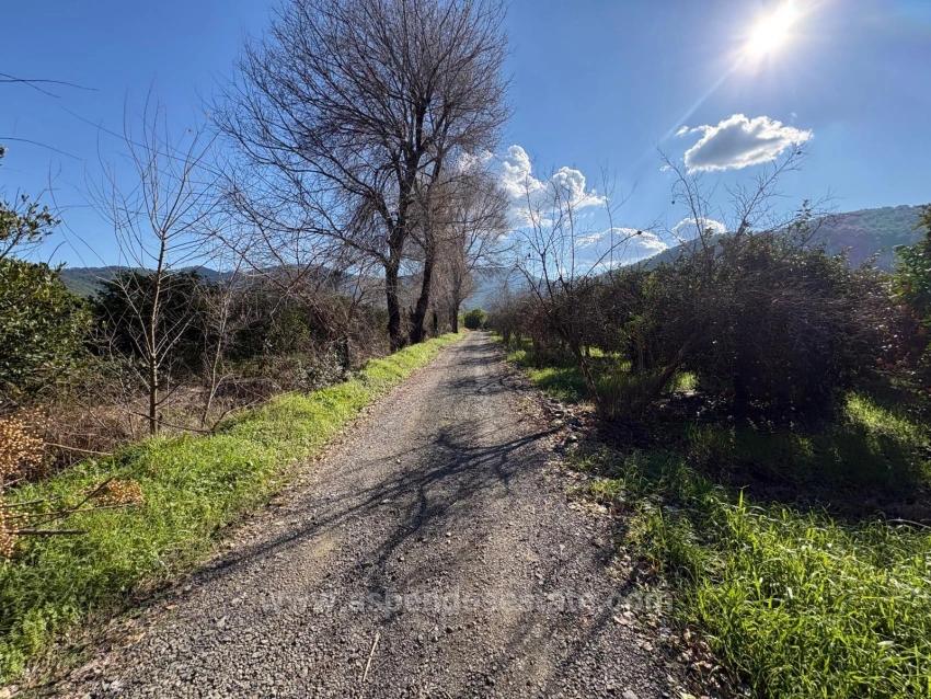 4.326 M² Großes Grundstück Im Wohngebiet Von Okçular Zu Verkaufen.