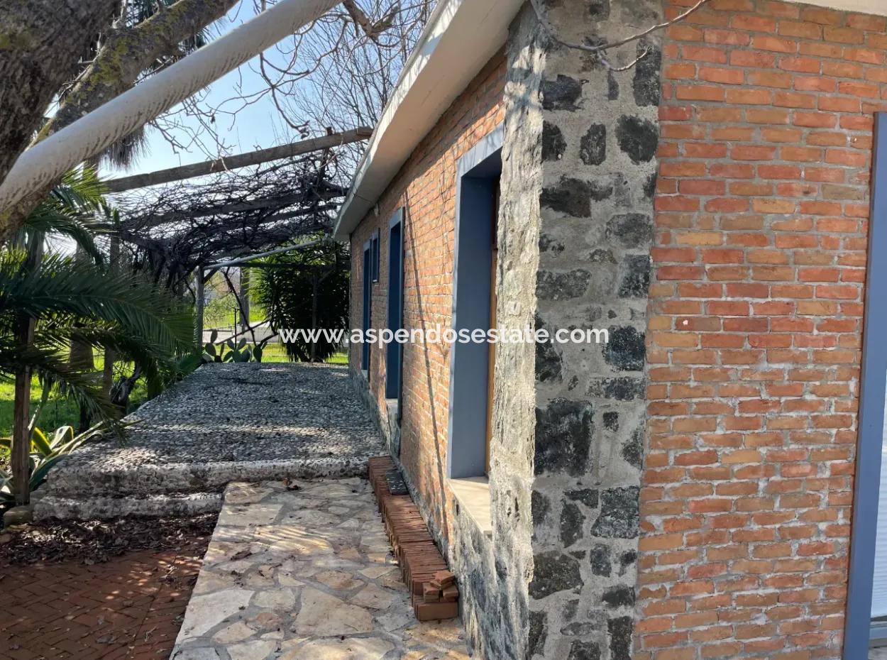 Einstöckiges Haus Zum Verkauf Auf Einem Grundstück Von 2882 M2 In Eskiköy