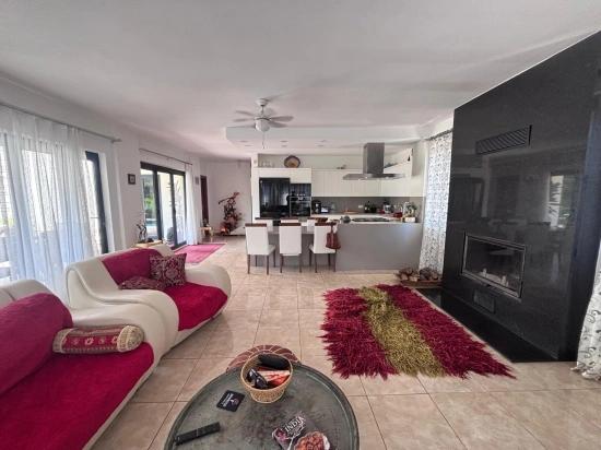 Dalyan Maraş'da Köşebaşında 980M2 Arsa İçin'de 5+1 Satılık Villa