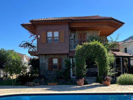 Dalyan Gülpınar'da 580M2 Arsa İçerisinde Satılık Taş Villa