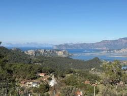 Gökbel'de Köy Yerleşik Alanı İçerisinde Deniz Manzaralı 1000M2 Satılık Arazi