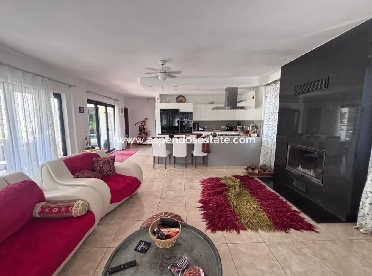 Dalyan Maraş'da Köşebaşında 980M2 Arsa İçin'de 5+1 Satılık Villa